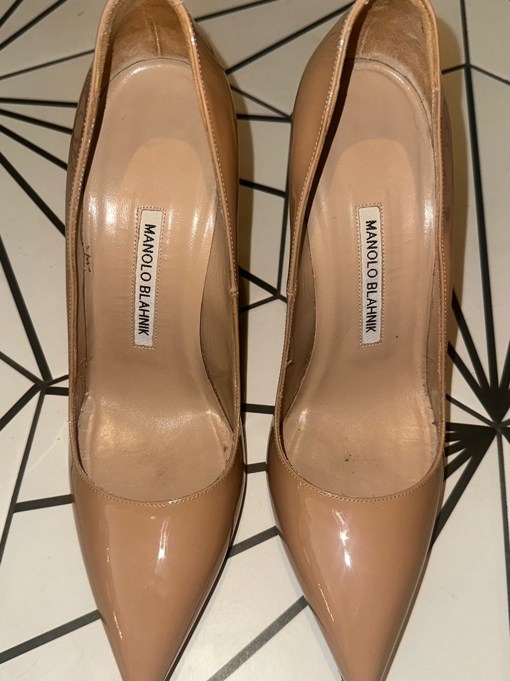 Manolo Blahnik Beige Patent Pointed-Toe Pumps, size 38 (7.5-8)